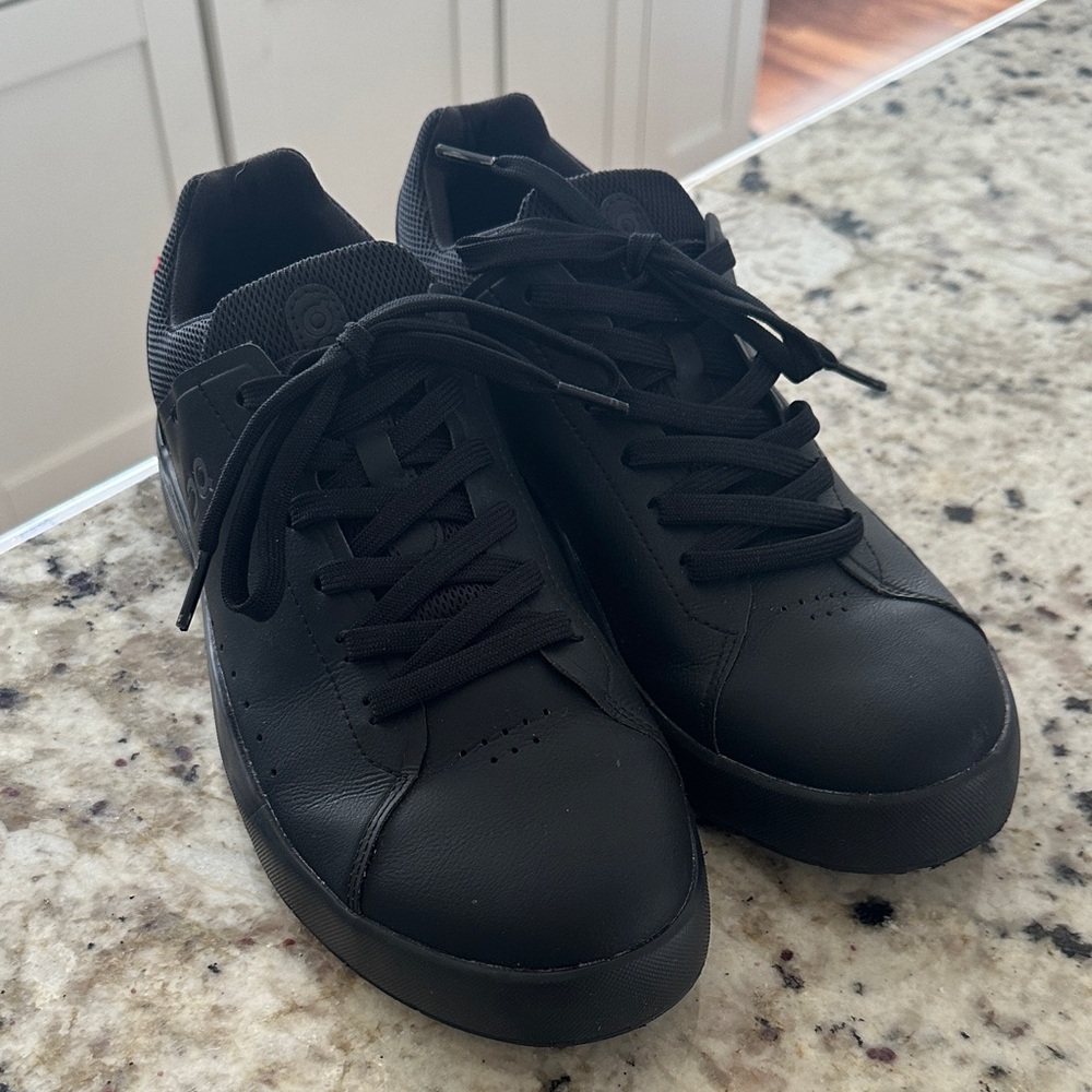 On Cloud Mens Sneaker